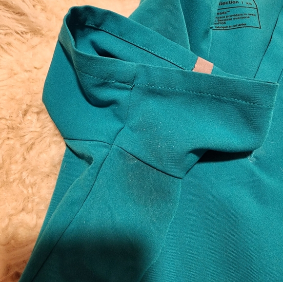 FIGS SCRUBS - Picture 5 of 5